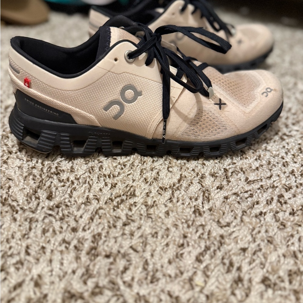 On Running light pinkish/beige and Black Sneakers
